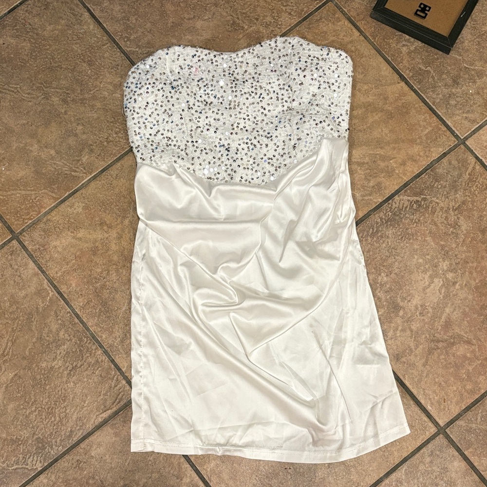 Elegant White Strapless Dress